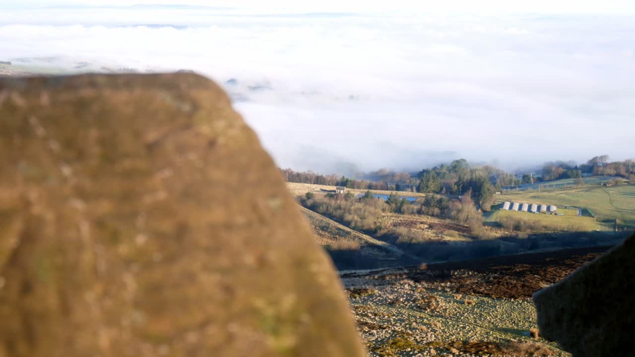 remolino niebla nubes pasando campo valle granja piedra torre pared mirador dolly derecha