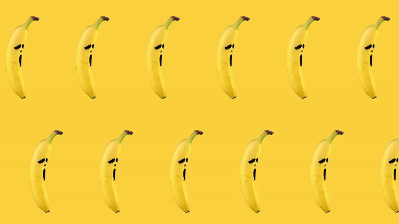 노란색 배경에 두려움의 무서운 마스크를 그린 두 줄의 바나나의 원활한 루프 애니메이션. 복사 공간과 함께 할로윈 개념
