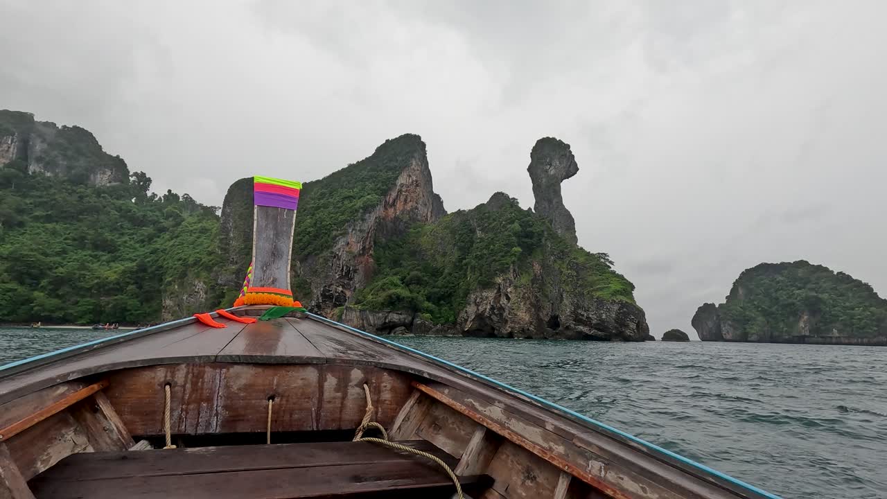 크라비의 상징적인 절벽을 지나가는 경치 좋은 보트 타기