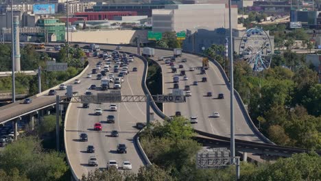 un tiro constante de la autopista del golfo con el tráfico en houston, tx