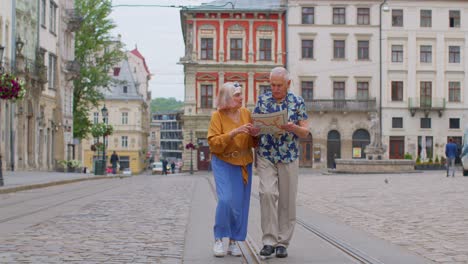 Pareja-De-Turistas-Con-Estilo-Senior-Hombre,-Mujer,-Abuela,-Abuelo-Buscando-El-Camino-Usando-Un-Mapa-De-Papel