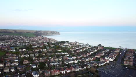 toma panorámica aérea de una hermosa ciudad costera inglesa al atardecer