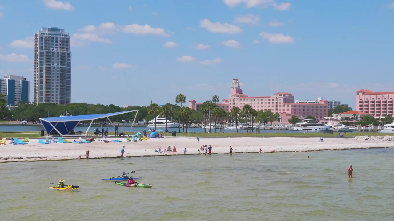 Spa-strandpaviljong och strandpromenad vid St. Petersburgs pir en solig dag.