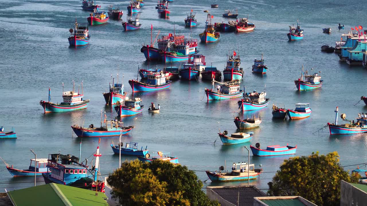 베트남 빈하이베이(vinh hy bay) 항구의 전통 파란색 낚시 보트