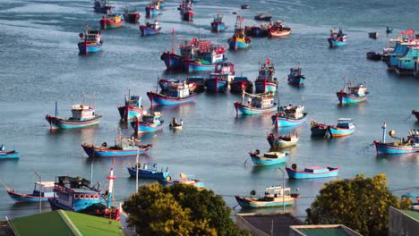 barcos de pesca azules tradicionales en el puerto de la bahía de vinh hy, vietnam