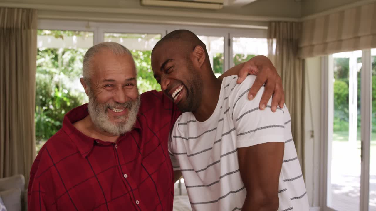 Pai e filho mestiços passando tempo juntos
