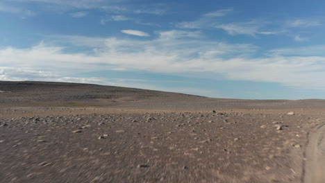 Ojo-De-Pájaro-Desierto-De-Roca-Volcánica-En-Las-Tierras-Altas-De-Islandia.-Coche-Con-Vista-De-Drones-Detenido-En-Un-Campo-Rocoso-Islandés.-Paisaje-Desértico-De-Islandia.-Desierto-De-Roca-Volcánica