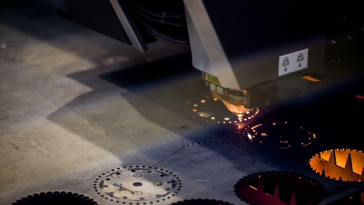 taglio laser cnc del metallo, moderna tecnologia industriale.