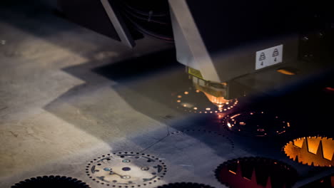 corte láser cnc de metal, tecnología industrial moderna.