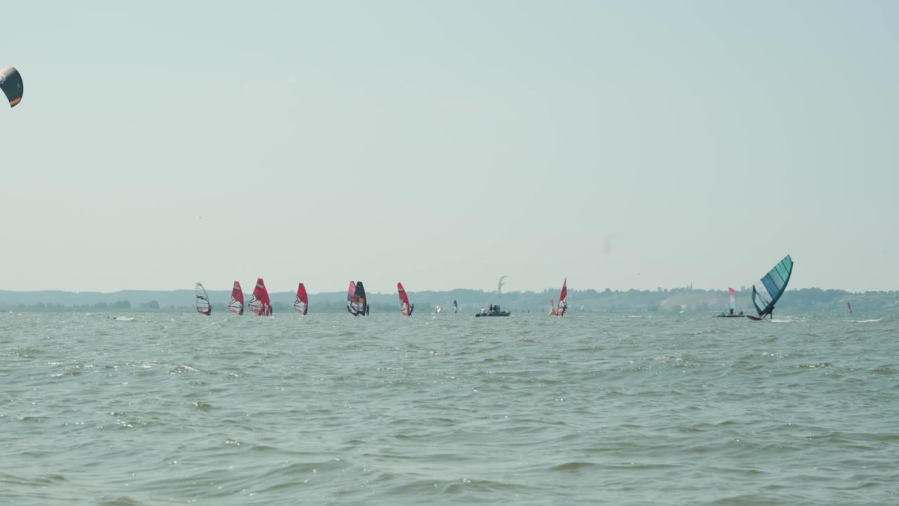 windsurfistas divirtiéndose en una brisa ligera