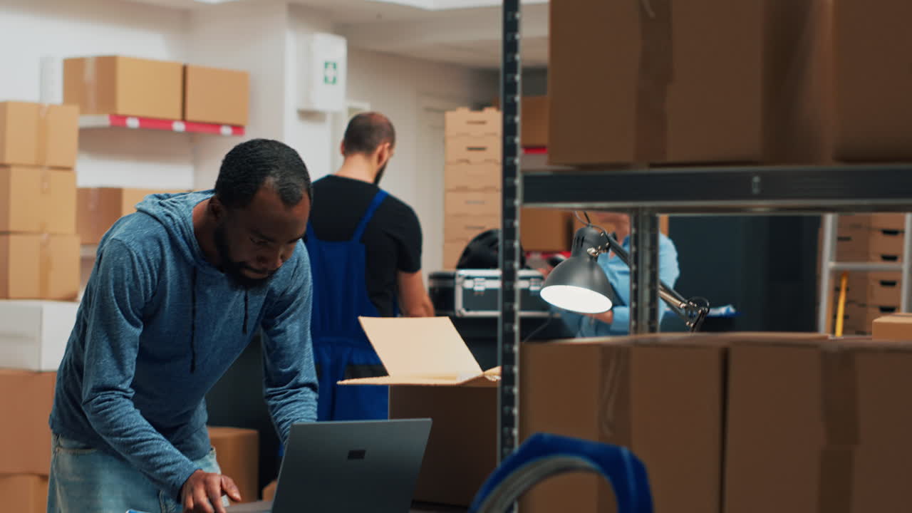 trabajadores de almacén que preparan paquetes para su envío