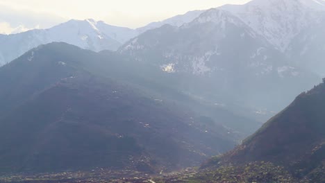 cordillera brumosa por la mañana desde un ángulo plano