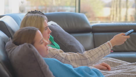 Gruppe-Gelangweilter-Teenager-Freundinnen,-Die-Zu-Hause-Fernsehen-Und-Durch-Die-Kanäle-Blättern