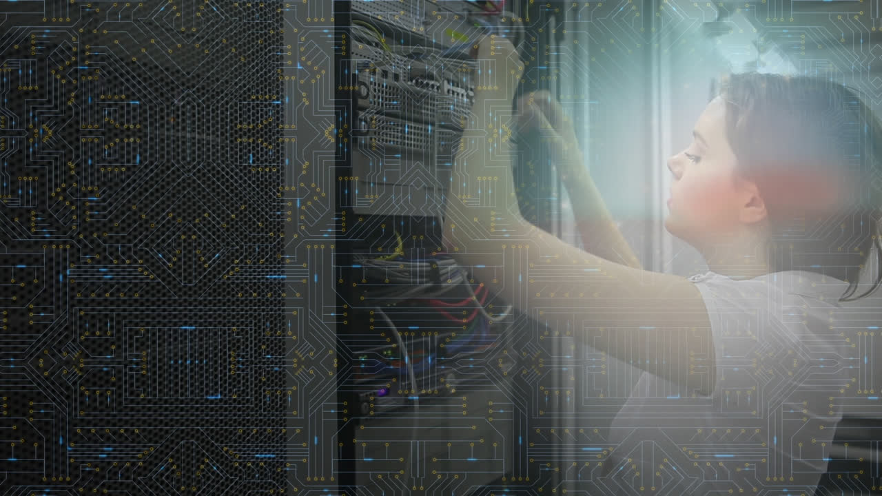 donna che lavora sul server del computer mentre la scheda madre si muove in primo piano