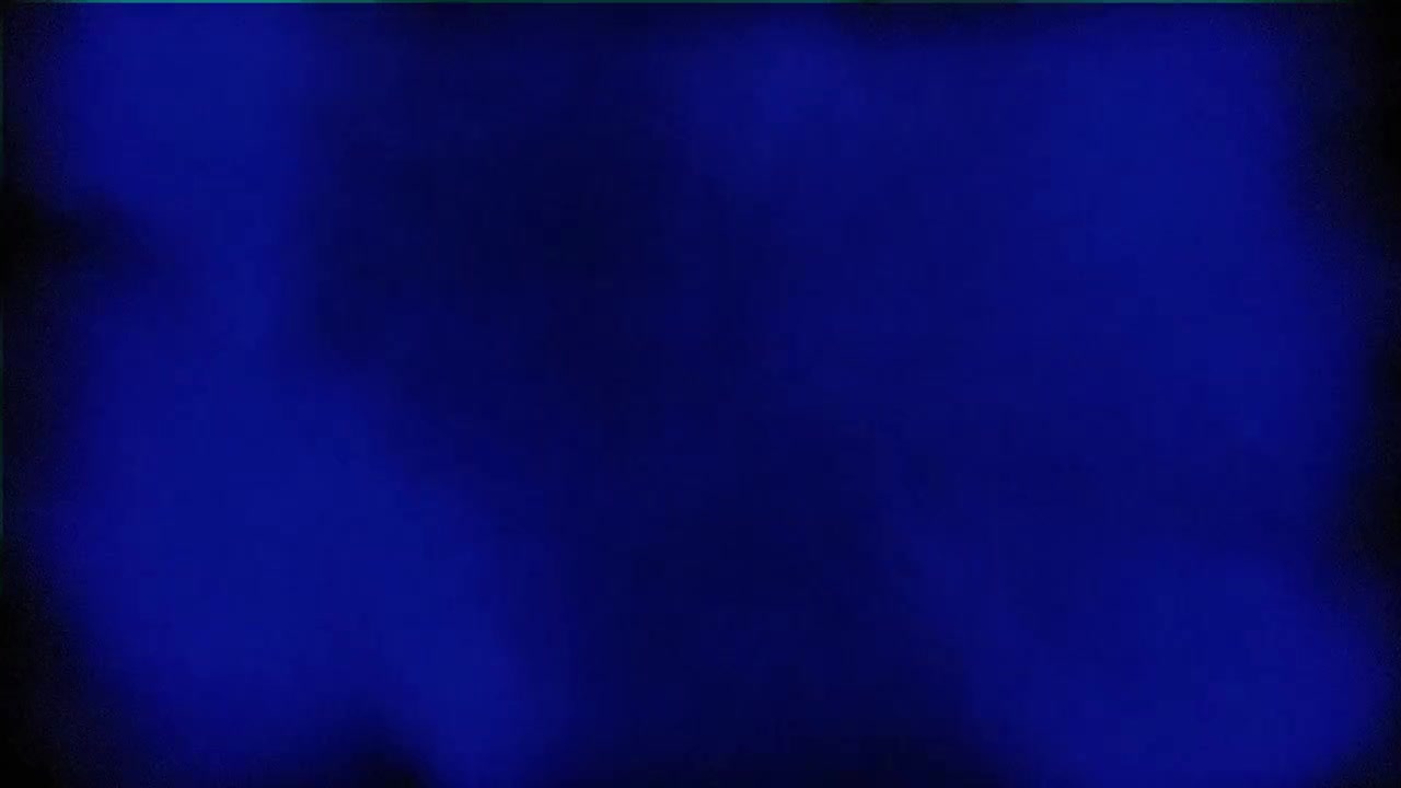 Esplosione di polvere blu su sfondo nero