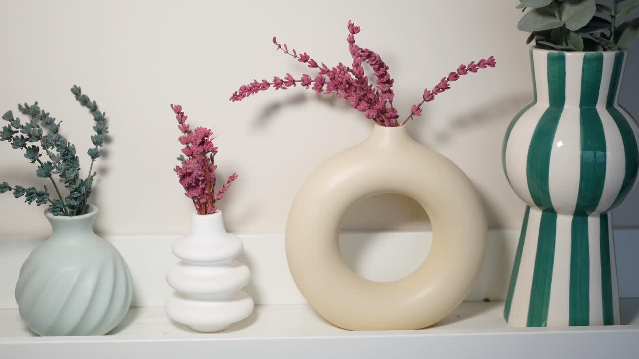 arreglo elegante de jarrones en un estante