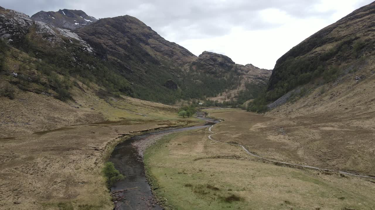 perspectiva aérea que muestra la interacción entre las montañas escarpadas y el suave valle de ben nevis, escocia