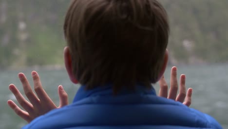 Joven-mirando-por-la-ventana-del-barco