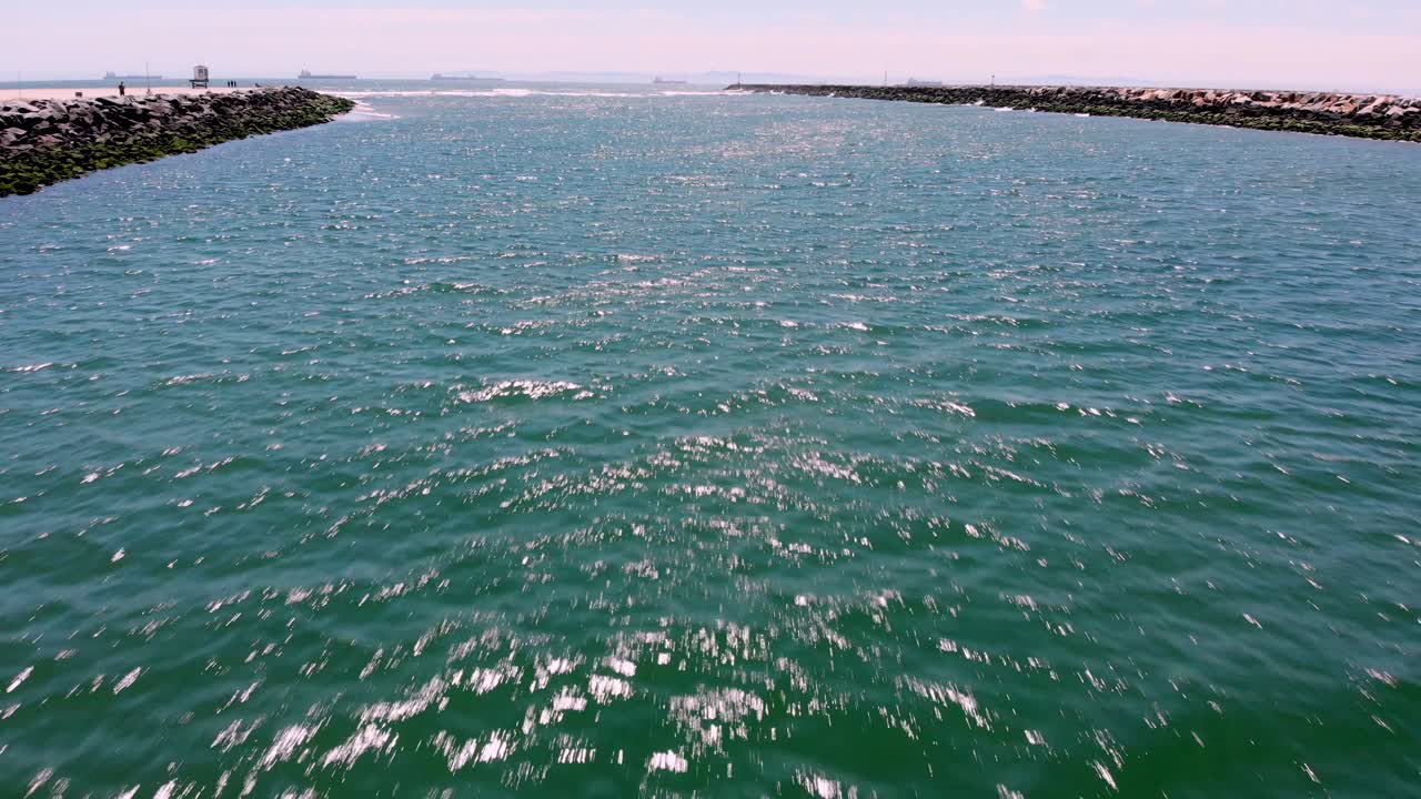 드론이 태평양 입구 상공을 낮게 날다