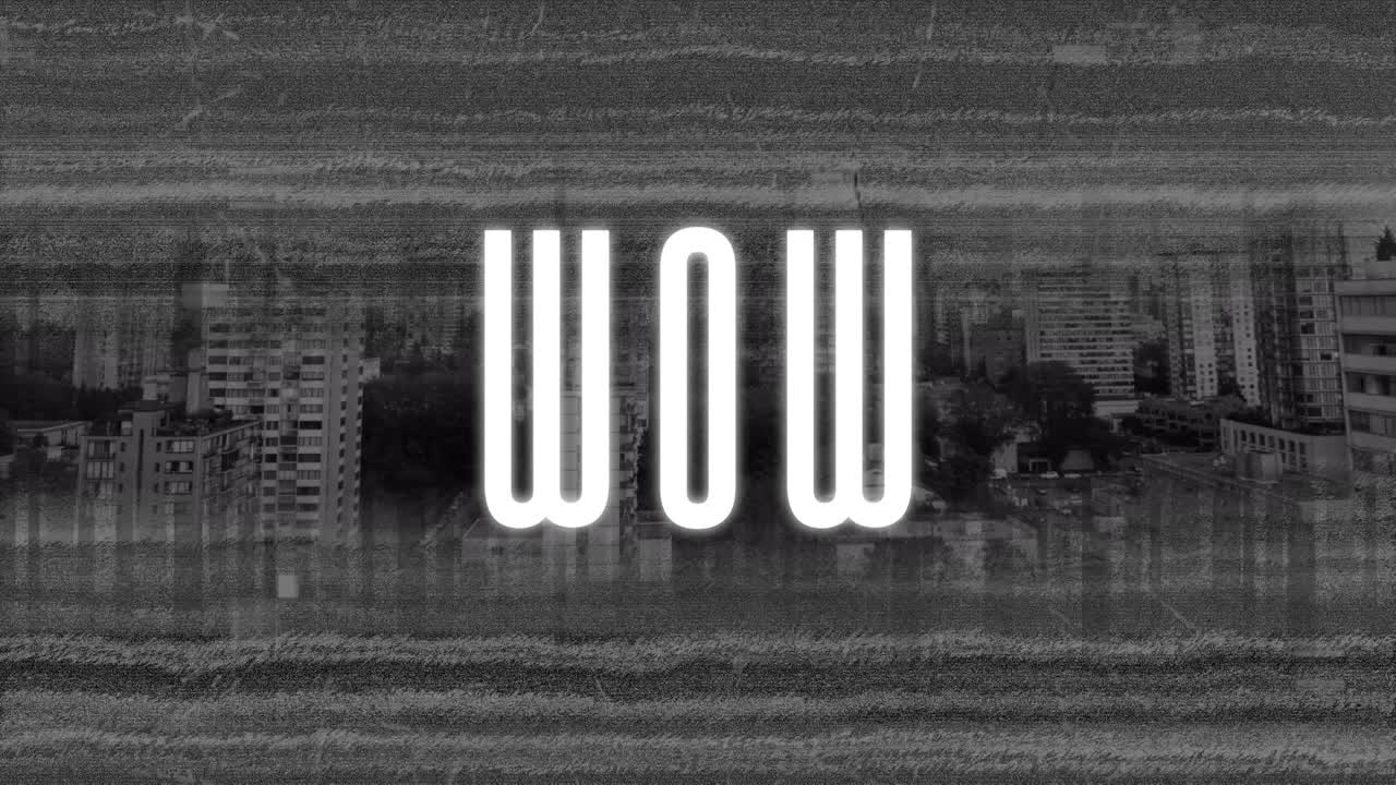 animación de texto wow en blanco sobre la distorsión de la película del paisaje urbano.
