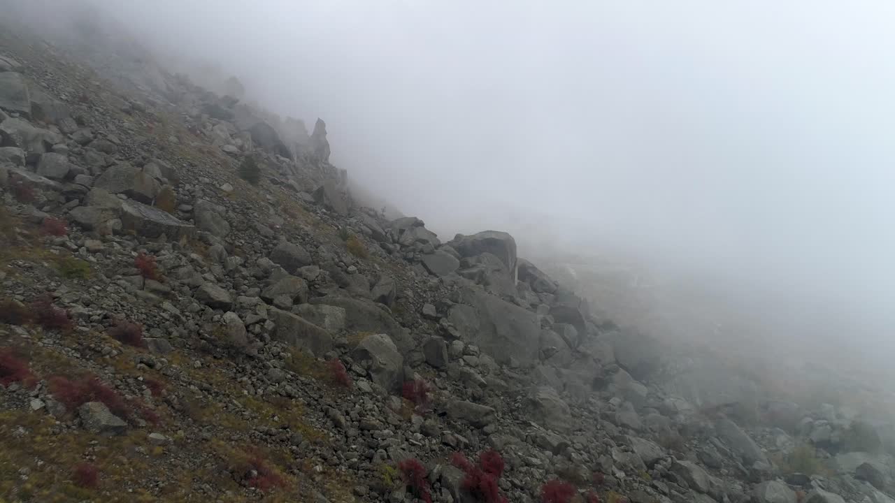 안개 가 가득 한 산악 풍경