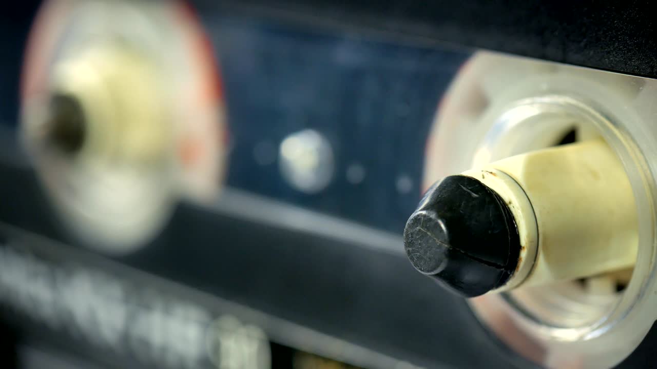 오래된 오디오 카세트 릴을 재생합니다. 클로즈업.