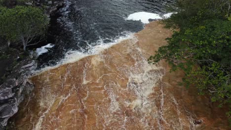 hermoso avión no tripulado volando disparo de la mucugezinho