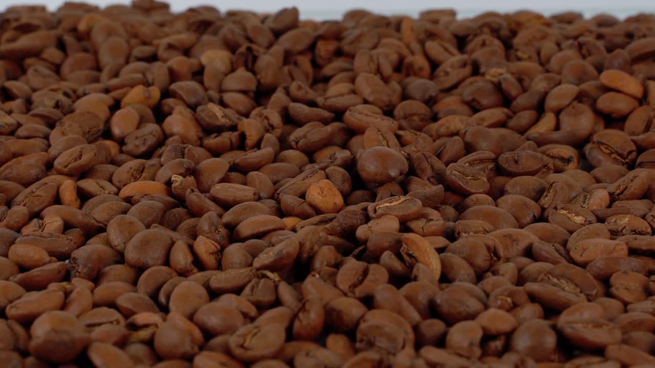 Grãos de café crus para café turco. Tomada dinâmica com slider, afastando-se