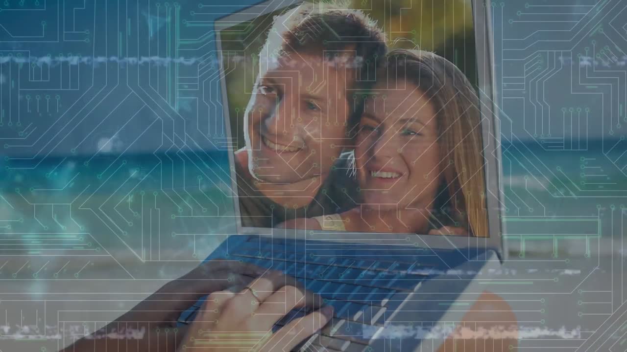 animación de conexiones de microprocesador en la pantalla de la computadora portátil con una pareja caucásica
