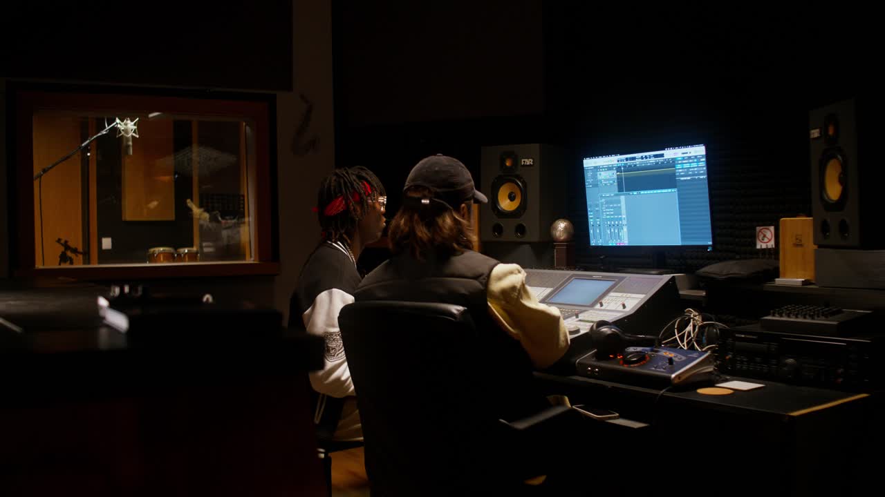 Produttori musicali in studio di registrazione
