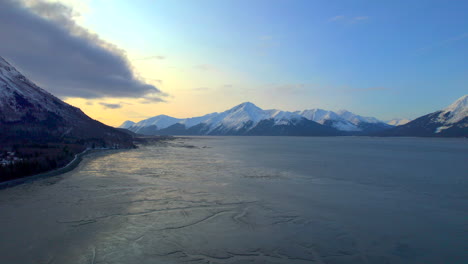 Hermosa-Vista-Aérea-De-Izquierda-A-Derecha-De-Las-Montañas-De-La-Autopista-Seward-Al-Amanecer