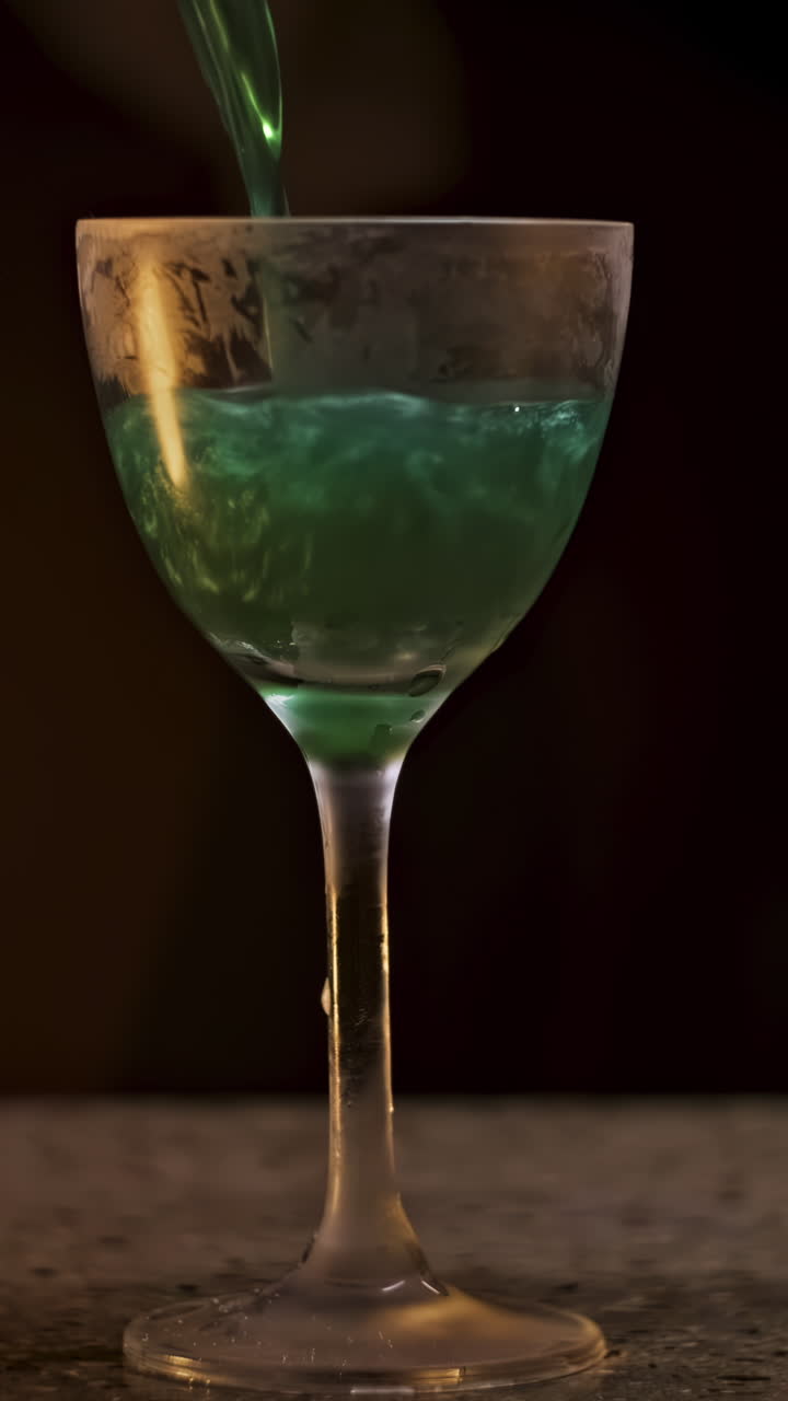 Versando un Cocktail Verde