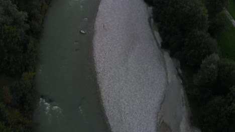 인공 기반 시설과 자연 세계 사이의 완벽한 조화를 보여주는 놀라운 하이 앵글 드론 영상을 통해 강과 고속도로의 매혹적인 아름다움을 포착하고 자연을 직조합니다.