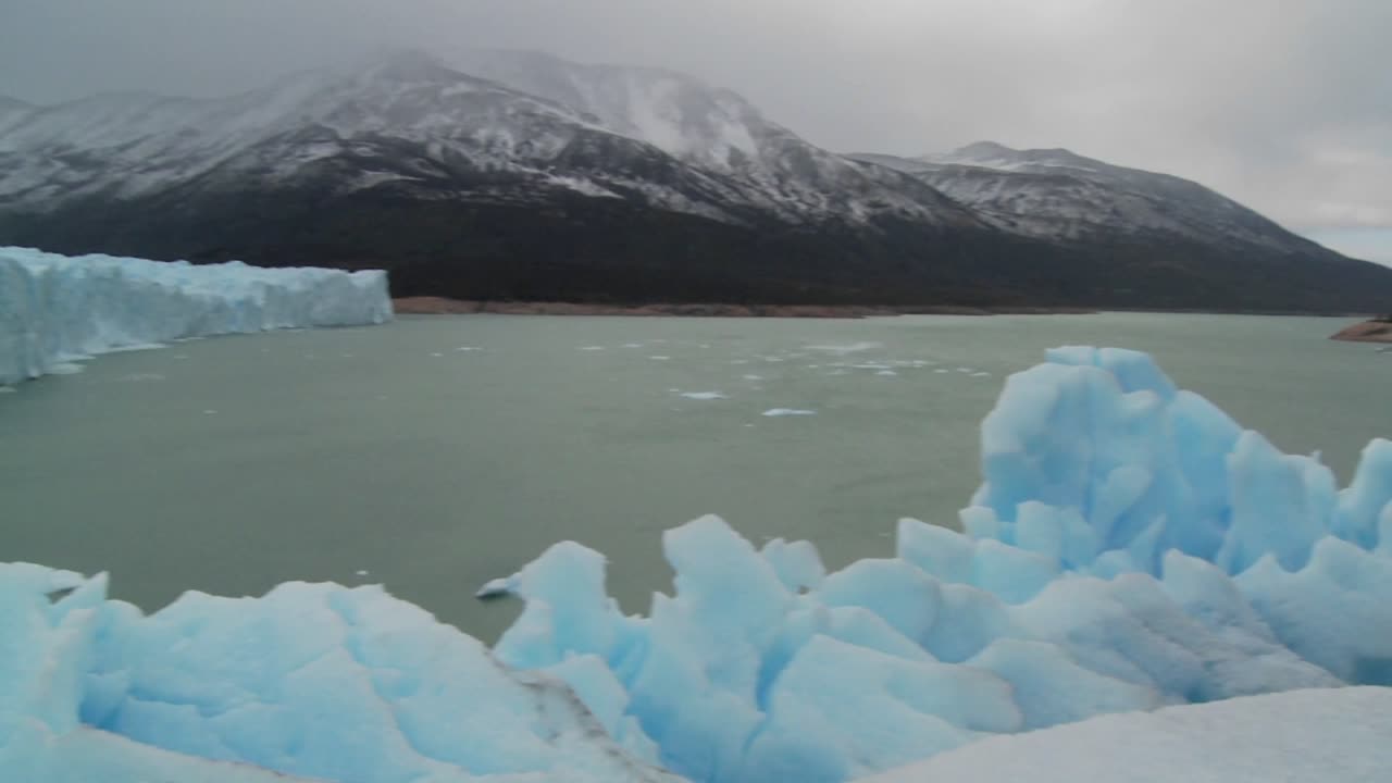 빙하의 가장자리를 가로질러 이동하다
