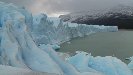 Pan-across-the-lip-of-a-glacier