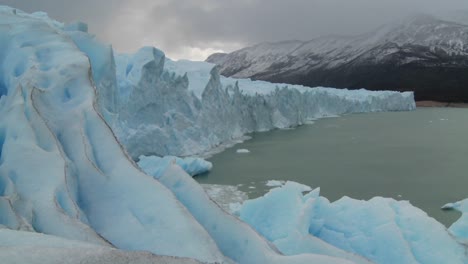 pan a través del borde de un glaciar