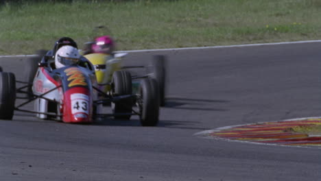 los coches de carreras compiten en un circuito de pista 4