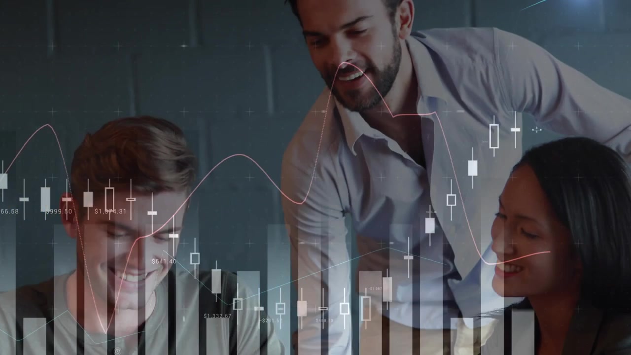 Uomini d'affari che lavorano concentrati in ufficio con vari grafici finanziari sullo sfondo.