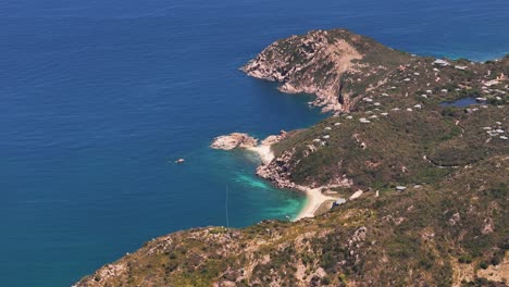 hermosa rotación aérea sobre los paisajes costeros salvajes y prístinos de nguyen thuan, vietnam; viajes de aventura al aire libre en el parque nacional nui chui.