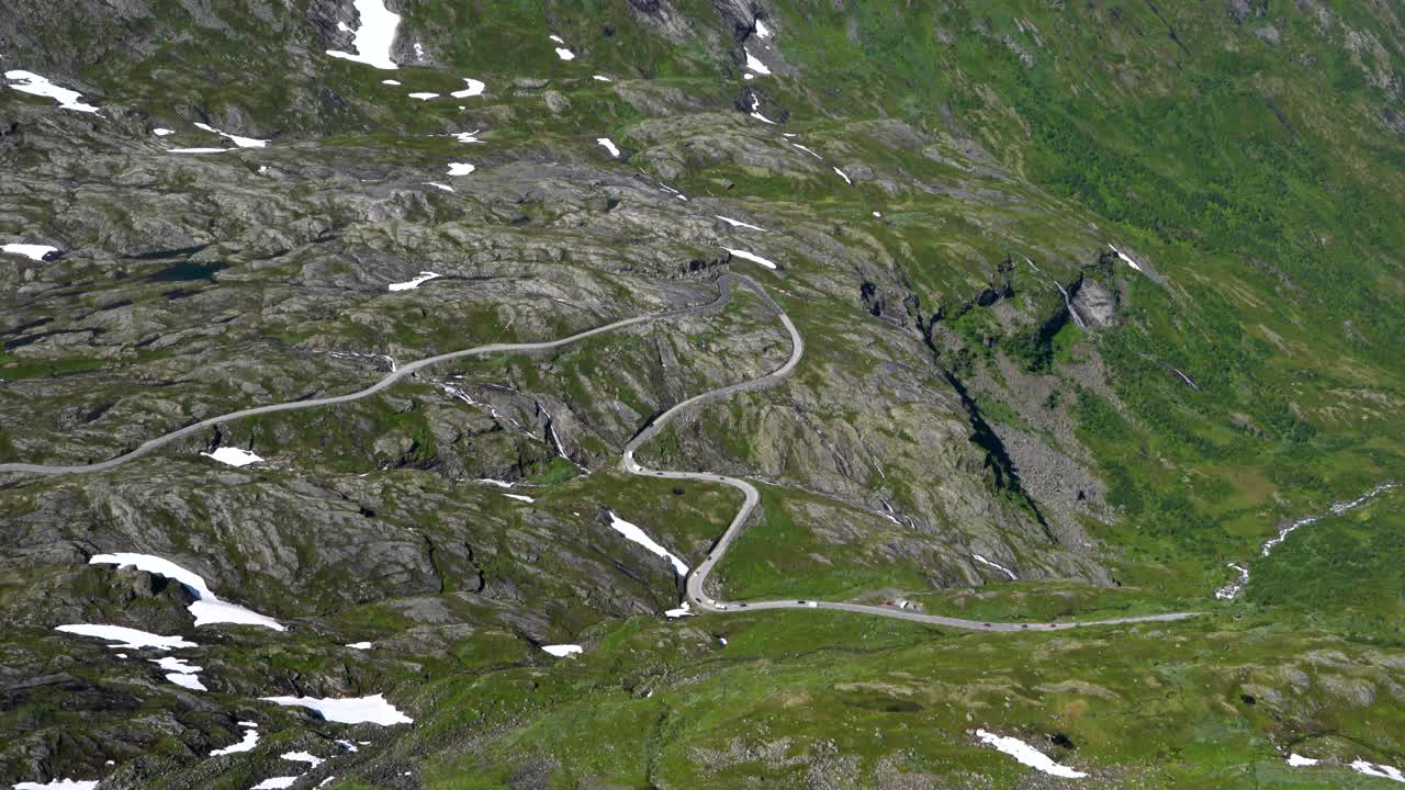 camino de montaña en noruega.