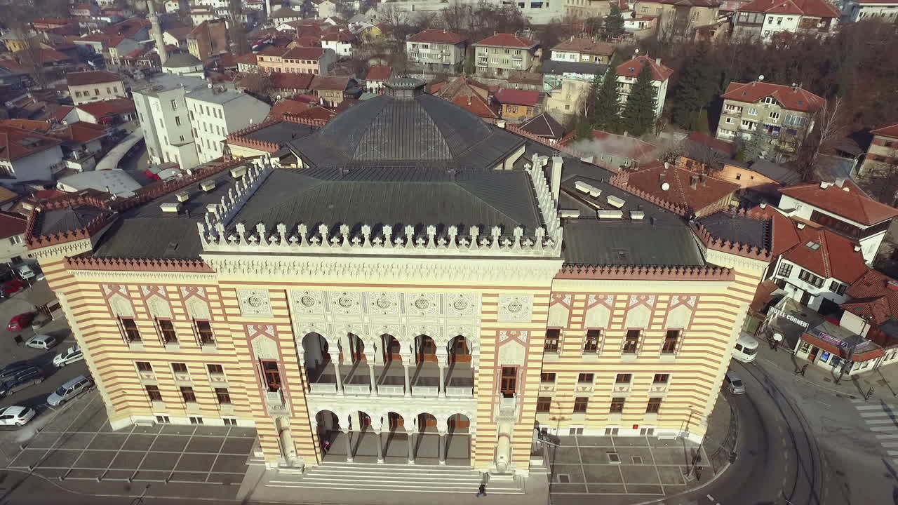 vista aérea de sarajevo y biblioteca nacional, ayuntamientos y tranvía y tráfico, bosnia y herzegovina