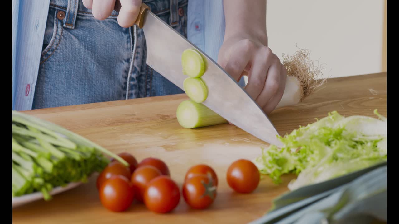 cortar el puerro y los tomates