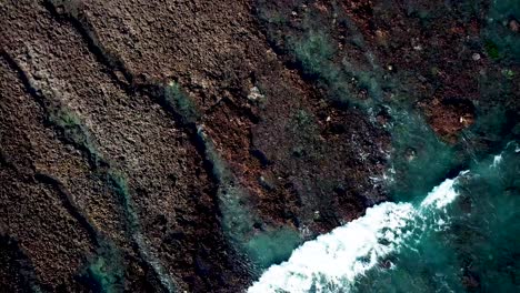 Ocean-hitting-rocky-coast-of-Crystal-Bay