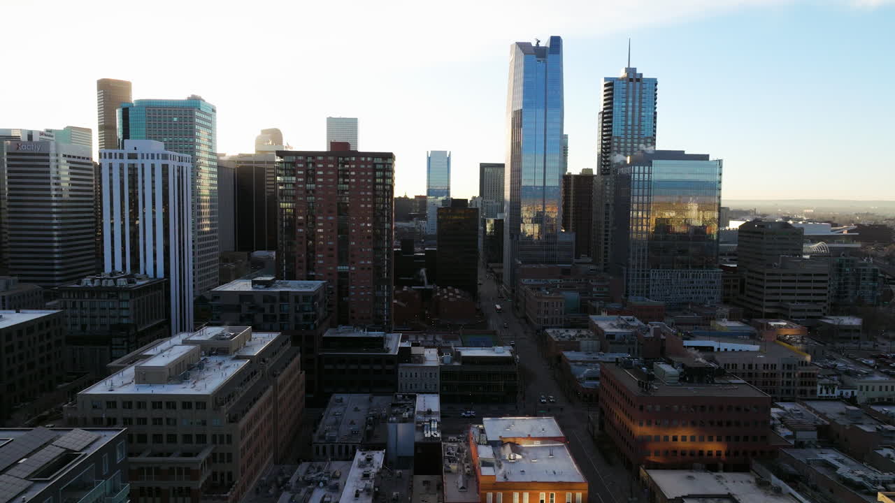 Veduta aerea di Denver immersa nelle sfumature mattutine