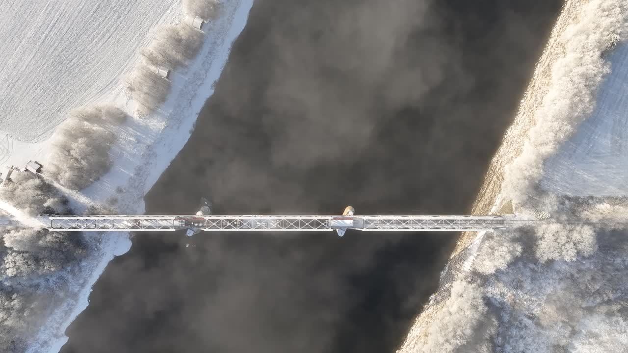 노르웨이 의 버려진 기차 트랙 의 내려오는 새 의 눈 드론