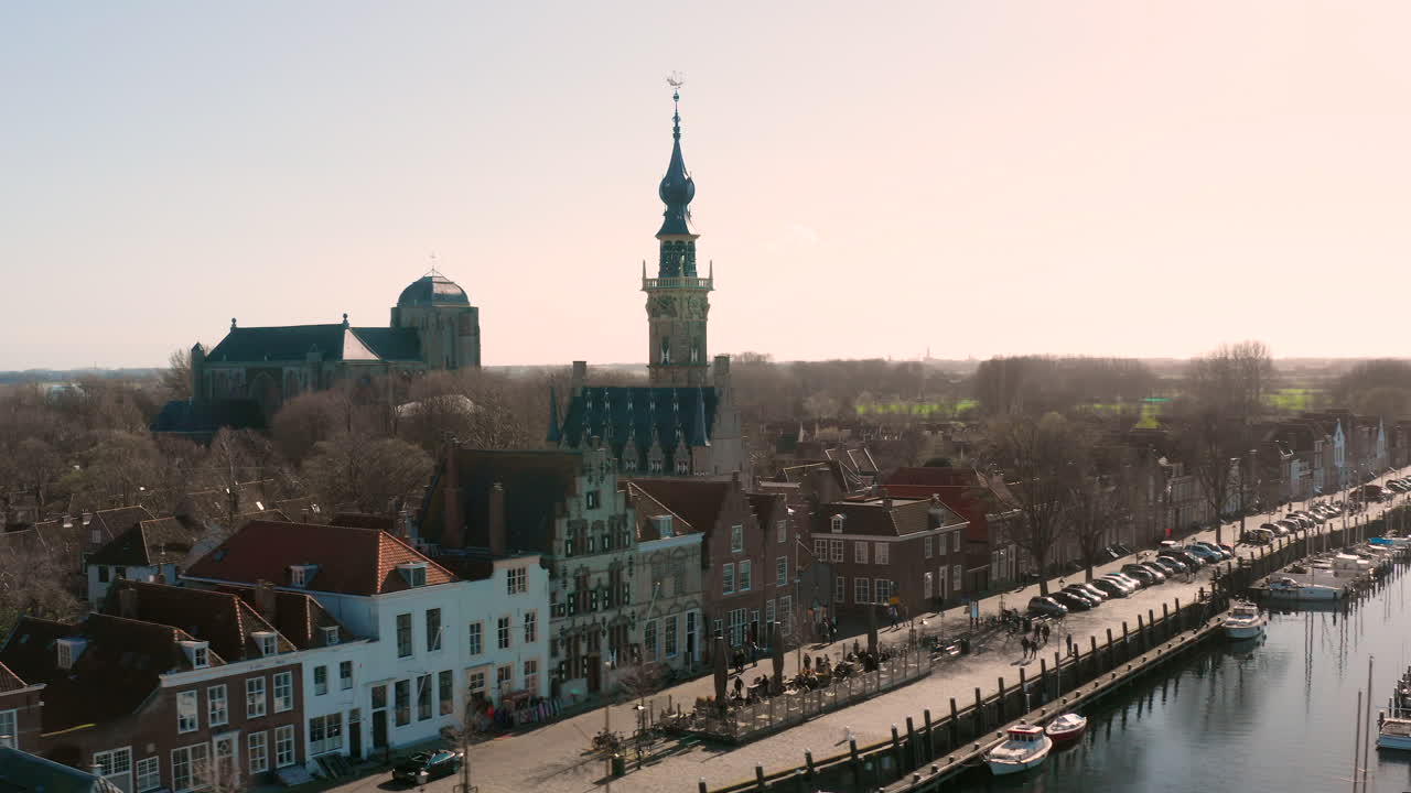 antena: la histórica ciudad de veere con un antiguo puerto e iglesias, en un día de primavera