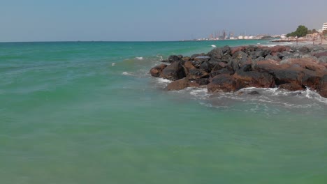 Una-Vista-Cinematográfica-De-Drones-De-La-Costa-árabe,-Vista-De-Pájaro-De-Las-Olas-Del-Océano-Chocando-Contra-Las-Rocas-Vacías,-Emiratos-árabes-Unidos,-Imágenes-De-4k