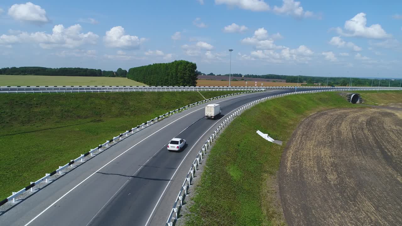 고속도로 교차로에서 볼 수 있습니다.