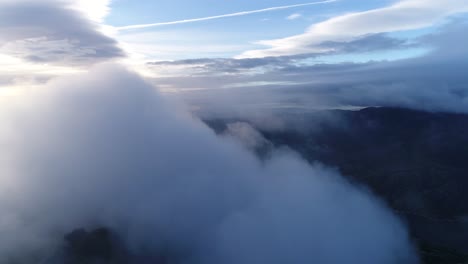 vuela por encima de las montañas y las nubes