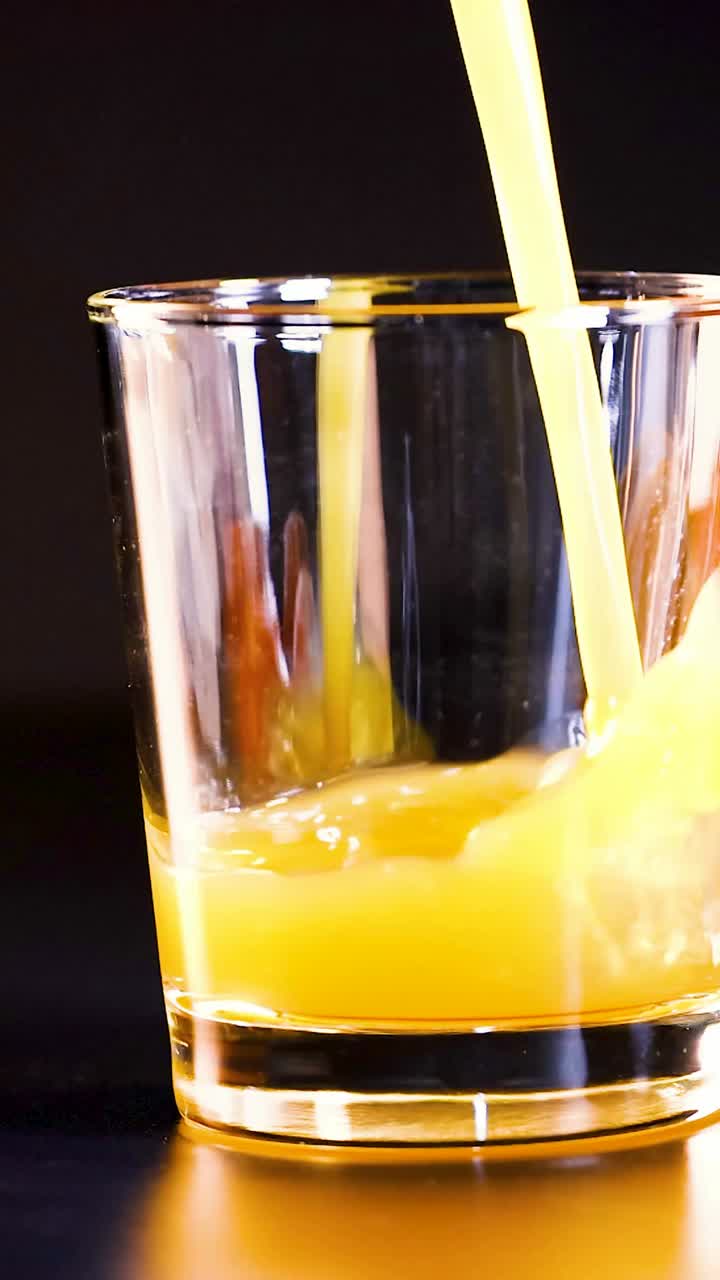 Succo che viene versato in un bicchiere